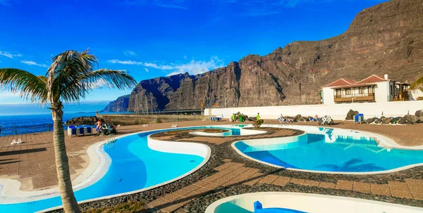 Ilha Tenerife Férias Relaxantes Vista Com Piscina Penhascos Incríveis Los — Fotografia de Stock