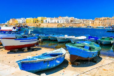 Geleneksel İtalya. Gelibolu eski liman manzaralı kale ve geleneksel renkli tekneler, Puglia.