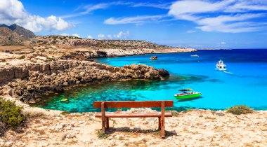 Muhteşem turkuaz deniz Kıbrıs Adası. Agia Napa, Blu Lagoon kristal berraklığında suları.
