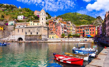 Kıyı İtalya serisi - Milli Parkı Cinque terre ve pitoresk Vernazza köy.