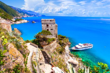 Etkileyici bir Monterosso al mare, görünümü ile Ortaçağ Kalesi, Liguria, İtalya.
