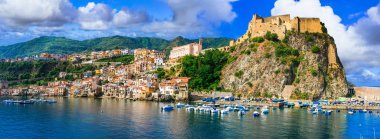 Güzel kıyı kenti Scilla, Calabria. Ortaçağ Kalesi ve deniz ile görüntüleyin. İtalya.
