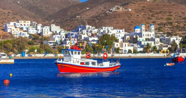 traditonal balıkçı tekneleri Katapola Port, Amorgos Island, Yunanistan