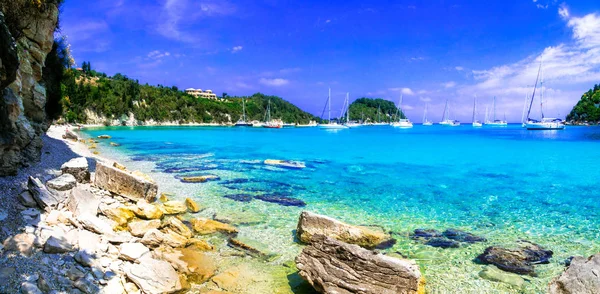 Fürdőszobában Hajszárító Fürdőköpeny Sziget Paxos Türkizkék Vízzel Gyönyörű Lakka Beach — Stock Fotó