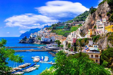 Güzel Amalfi köy, manzaralı evler, dağlar ve deniz, Campania, İtalya.