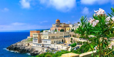 Santa Cesarea Terme - güzel kıyı kenti Puglia, eski kale manzaralı ve renkli evleri, İtalya 
