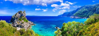 Çarpıcı görünümü ile küçük kilise Agios Ioanis kayanın üzerine. Güzel Skopelos Island, Kuzey: Sporades, Yunanistan