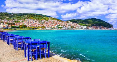 Skopelos Island, kasaba ve Restoran deniz kenarında. Sporades, Yunanistan.