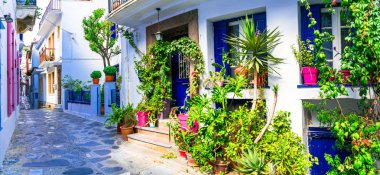 Yunanistan çiçek dekorasyonu ile geleneksel dar sokaklar. Skopelos Island.