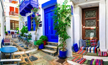 Şirin kafe barlar Yunanistan ile geleneksel dar sokaklar. Skopelos Island.