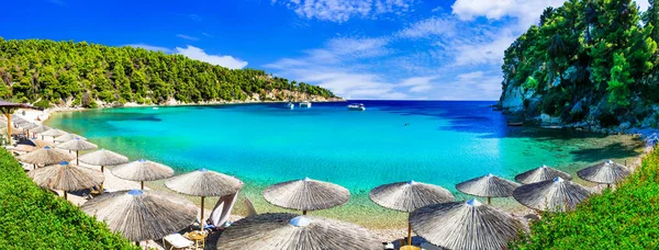 Остров Алониссос Красивый Организованный Пляж Милия Бирюзовым Морем Греция — стоковое фото