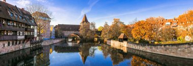 Nurnberg sonbahar renkleri eski şehirde. Sınır taşı-in Bavaria, Almanya 