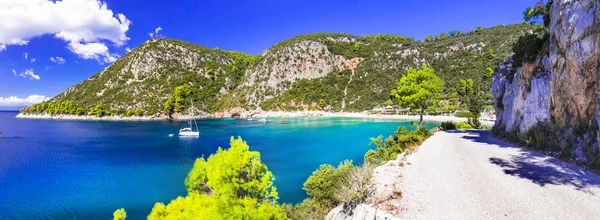 Hermosa Isla Skopelos Vista Con Mar Azul Pinos Montañas Grecia —  Fotos de Stock