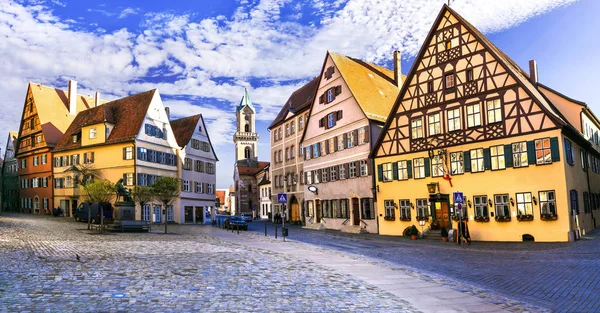Bavaria (Almanya) - geleneksel renkli evleri ile eski şehir Dinkelsbuhl bol.