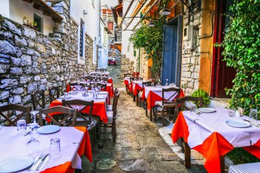 geleneksel renkli Yunanistan seri - şirin meyhane dar sokaklarda, Skiathos.