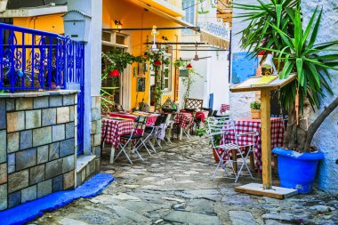 geleneksel renkli Yunanistan seri - şirin meyhane dar sokaklarda, Skiathos.