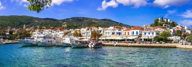 Güzel Skiathos Island - Chora şehir ve eski liman görünümünü. Sporades, Yunanistan.