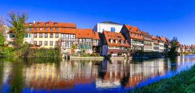 Almanya 'da seyahat - geleneksel evleri ve nehri olan güzel bir kasaba Bamberg.