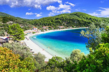 Skopelos Island - Panormos en iyi plajları. Sporades Adaları, Yunanistan.