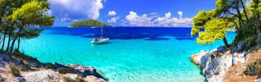 Skopelos Island, turkuaz deniz Kastani Beach, Yunanistan inanılmaz doğa.
