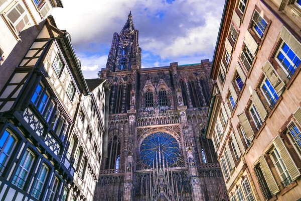 Strasbourg Alsace Frankrike Traditionella Korsvirkeshus Och Medeltida Katedral — Stockfoto