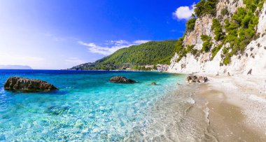 güzel Skopelos Island - pitoresk Hovolos plaja. Sporades, Yunanistan.
