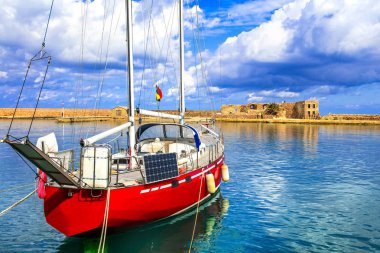 Crete Adası - Chania Eski bağlantı noktası seyahat. Yunanistan