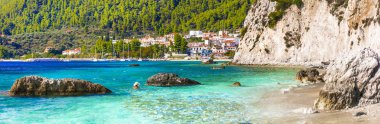 Skopelos Island - iyi pitoresk köy Neo Klima ve Hovolos beach. Yunanistan.