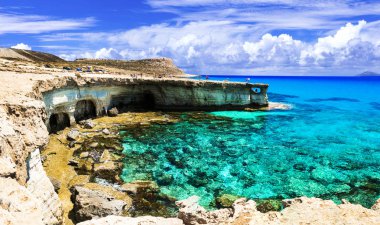Kristal deniz ve Kıbrıs Adası eşsiz taş oluşumu. Cape Greco mavi lagün.