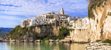 Güzel Vieste köy, geleneksel evleri ve deniz, Puglia, İtalya ile görünüm.