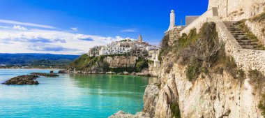 Etkileyici Vieste village, panoramik, Puglia, İtalya.