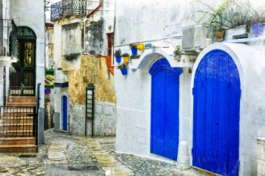 İtalyan köyleri şirin pitoresk eski sokakları. Puglia