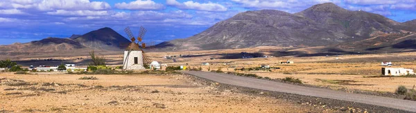 Bellissimo Scenario Vulcanico Fuerteventura Strada Deserta Con Mulino Vento Montagne — Foto Stock