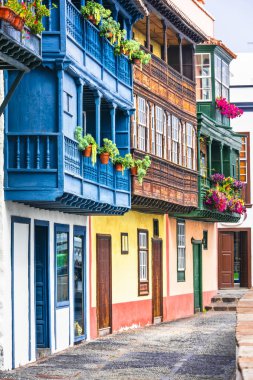 Kanarya Adaları'nın geleneksel sömürge mimarisi. La Palma Adası, Santa Cruz.Spain başkenti.