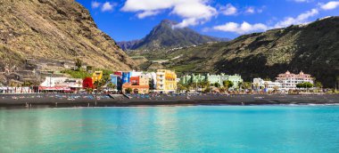 Kanarya Adaları - La Palma, Puerto de Tazacorte, masmavi deniz, evler ve dağlar doğal güzelliği. İspanya.