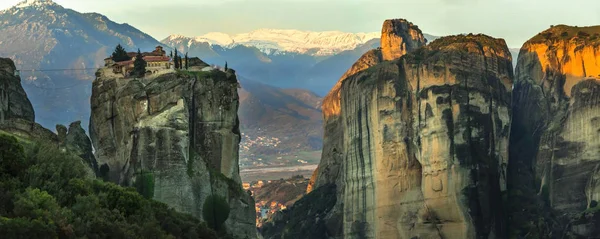 Misterioso pendurado sobre rochas mosteiros de Meteora, Grécia — Fotografia de Stock