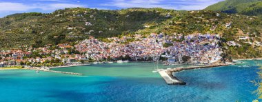 Güzel Yunan Adaları - Skopelos şaşırtıcı. kasaba ve bağlantı noktası görünümü