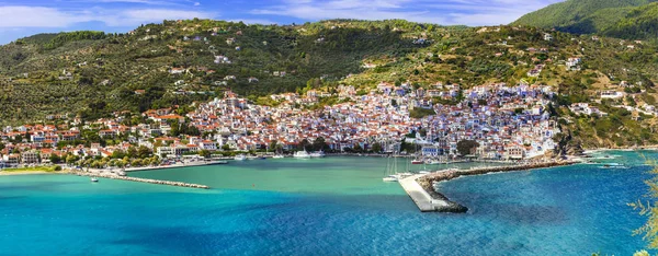 Krásné řecké ostrovy - úžasné Skopelos. pohled na město a přístav — Stock fotografie