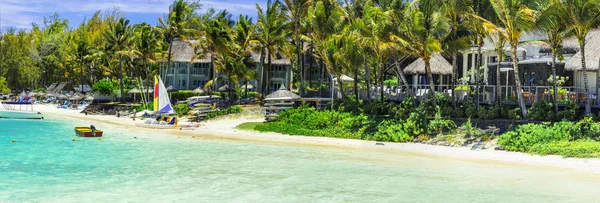 Tropical vacations - beach side bungalows in Mauritius island — Stock Photo, Image