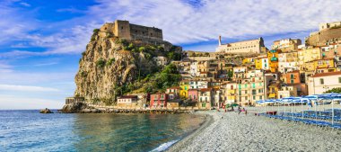 Calabria, Scilla ortaçağ köyü harika plajı ile seyahat. Güney İtalya.