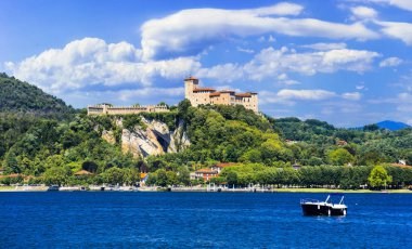 Pitoresk göl Lago Maggiore, Rocca di Angera kale görünümü. 
