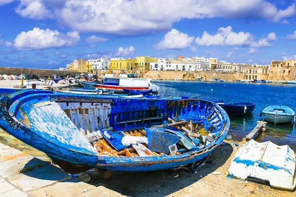 Reisen in Italien - der alte Hafen von Gallipoli. traditionelle Küstenstadt — Stockfoto