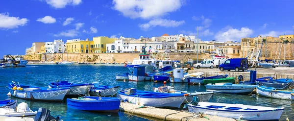 Utazás, Olaszországban - régi Gallipoli port. hagyományos tengerparti város — Stock Fotó