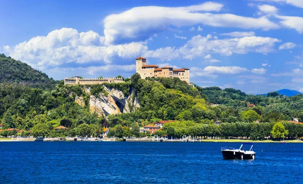 Pittoreska sjön Lago Maggiore, utsikt över Rocca di Angera slott. — Stockfoto