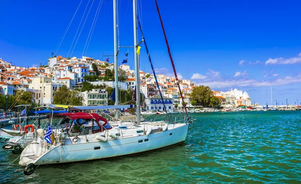 Hermosa isla de Skopelos, vista de la ciudad de Chora y puerto deportivo, norte de Esporadas . —  Fotos de Stock