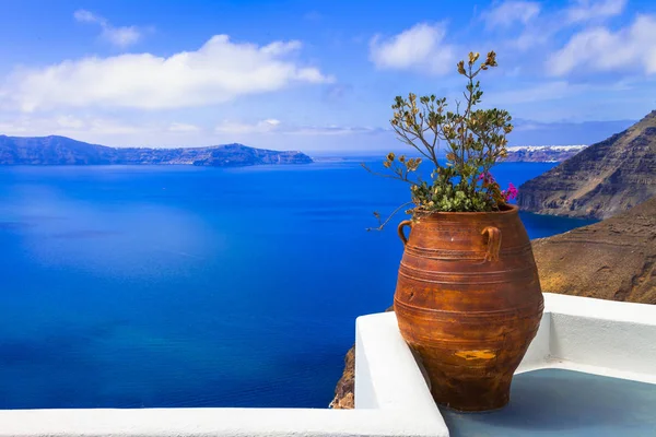 Vistas panorámicas y vacaciones relajantes en Santorini, Cícladas, Grecia . — Foto de Stock