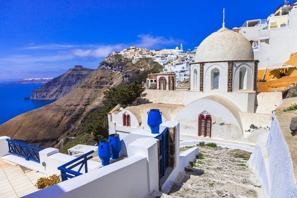 Streetes av Grekland. Traditionell arkitektur i Santorini island. — Stockfoto