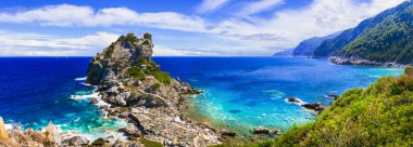 Skopelos Island. Agios Ioanis kilise görünümünü kayada, Yunanistan.