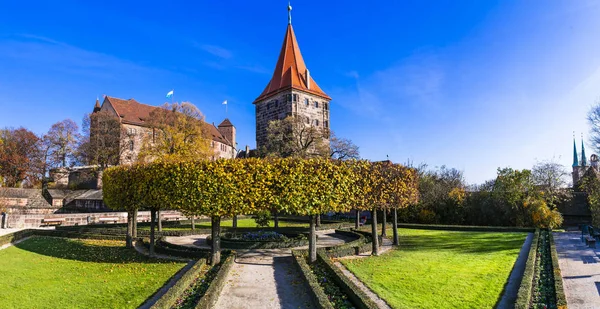 Cidade velha de Nuremberga medieval. vista da parede da cidade de jardins e torre . — Fotografia de Stock