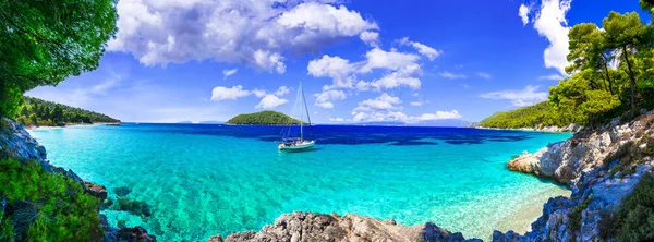 Beste stranden van Skopelos eiland - Kastani met kristalheldere turquoise zee. — Stockfoto